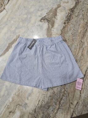PrettyLittleThing Blue Pinstripe Floaty Shorts Women’s US 4 Elastic Waist NWT